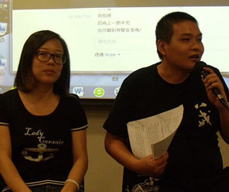 從大陸來港參加論壇的李先生指妻子因輸血而感染艾滋病，摧毀了她的一生. 他倆不問賠償額，只求法庭給妻子討回一個公道！　（粵語部劉雲拍攝） 