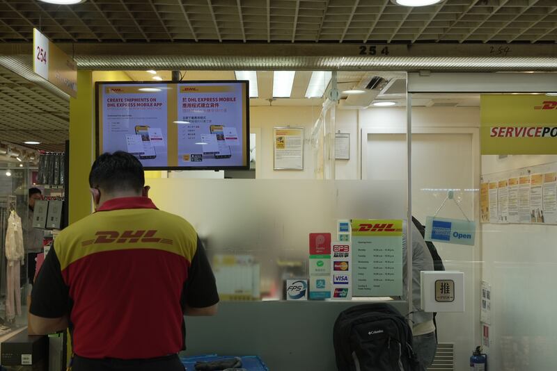 DHL香港 周三(5日)據報下午亦暫停接收寄往美國的包裹,圖為 DHL 位於觀塘的服務點。(衛斯攝)