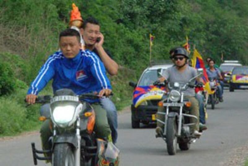 图片：“正义火焰”从努尔布尔至萨热西藏师范学院的传递途中。（记者丹珍拍摄）