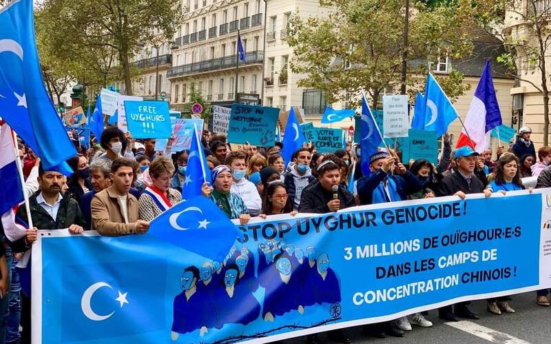 فىرانسىيەدە ئېلىپ بېرىلغان ئۇيغۇر ئىرقى قىرغىنچىلىقىغا قارشى چوڭ تىپتىكى نامايىش. 2021-يىلى ئۆكتەبىر.
