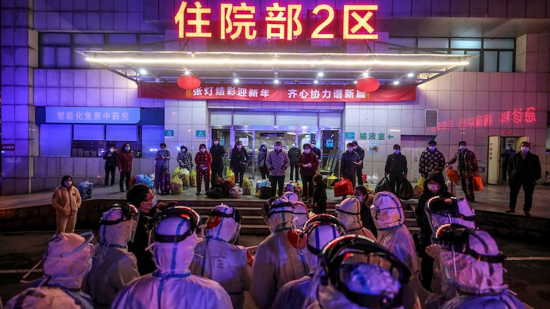 一家武汉医院的新冠肺炎病人正在转往雷神山医院。（法新社资料图片）