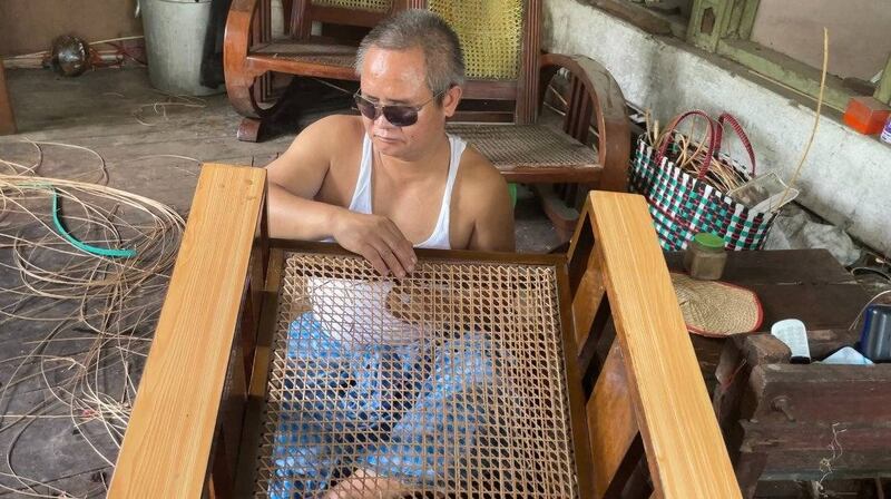 ခဝဲခြံ မျက်မမြင်ကျောင်းမှာ ကြိမ်ထိုင်ခုံယက်နေသူတစ်ဦးကို တွေ့ရစဥ် (Photo: RFA)
