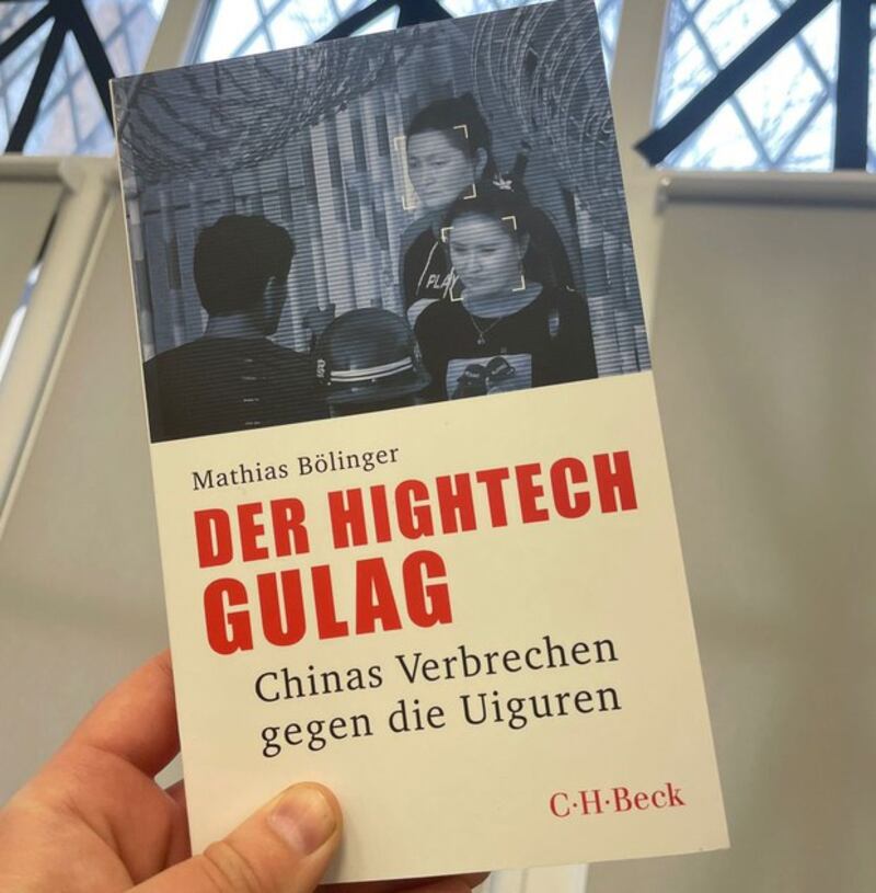 گېرمانىيەلىك مۇخبىر ماتىياس بولىنگېر (Mathias Bölinger) نىڭ 2023-يىلى 16-فېۋرال نەشر قىلىنغان «يۇقىرى تېخنىكىلىق گۇلاگ: خىتاينىڭ ئۇيغۇرلارغا قارشى جىنايەتلىرى» (Der Hightech-Gulag: Chinas Verbrechen gegen die Uiguren) ناملىق ئەسىرىنىڭ مۇقاۋىسى.