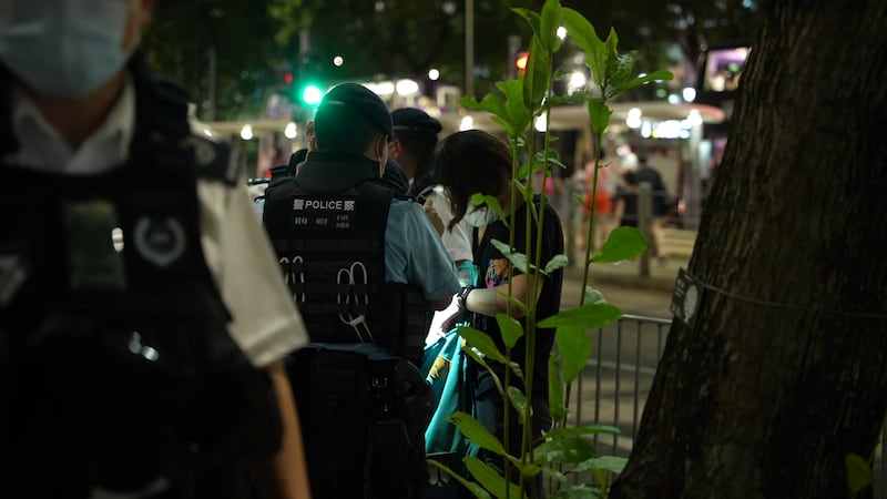今年「六四」,大批港警在維園周圍搜查市民。(石頭 攝)