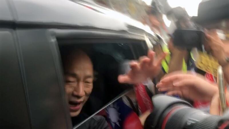 韩国瑜座车进出党中央受到“韩粉”贴车呼吁他选总统。（记者夏小华摄）