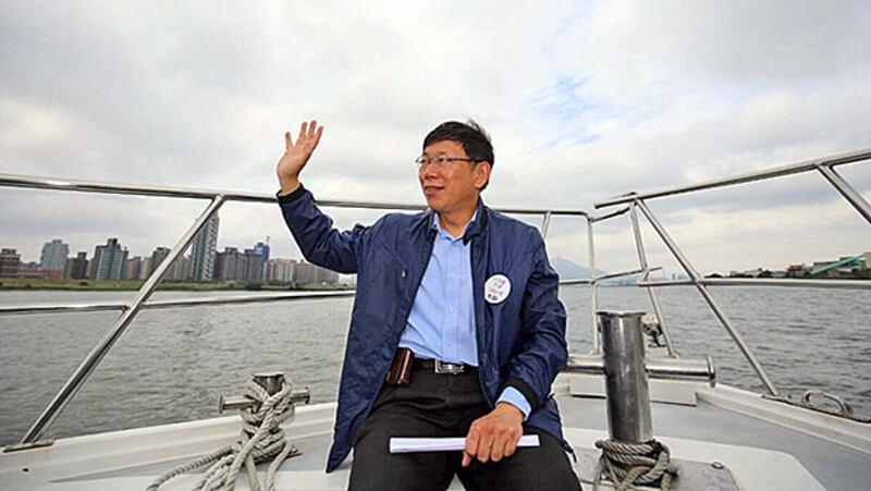 2014年11月27日，台北市長獨立候選人柯文哲，到各風景點打卡和民眾合影拉票。（鍾廣政攝）