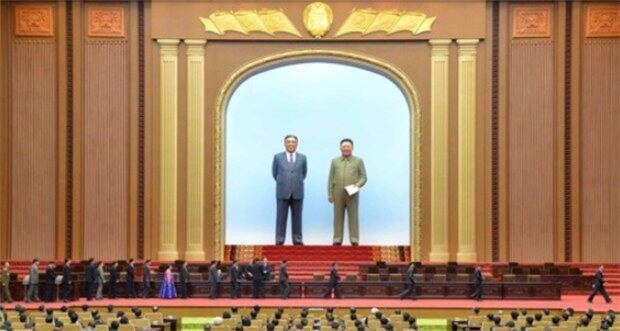 북한 조선노동당의 과학연구사업에서 공로를 세운 과학자, 기술자, 교원 등 3대혁명 소조원들에 대한 국가표창식 열리고 있는 모습.