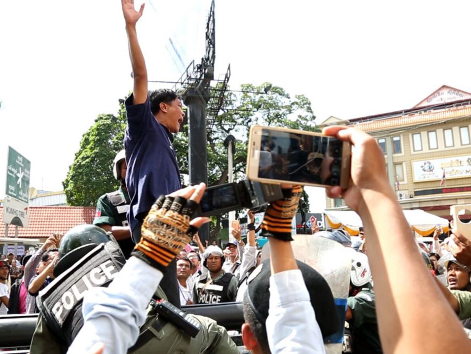 សកម្មជន​គណបក្ស​សង្គ្រោះជាតិ លោក អ៊ុំ ដារា ពេល​សមត្ថកិច្ច​ចាប់​ខ្លួន​ដាក់​រថយន្ត នៅ​មុខ​សាលាដំបូង​រាជធានី​ភ្នំពេញ នៅ​ថ្ងៃ​ទី​៩ ខែ​កញ្ញា ឆ្នាំ​២០១៦។ RFA/Uon Chhin