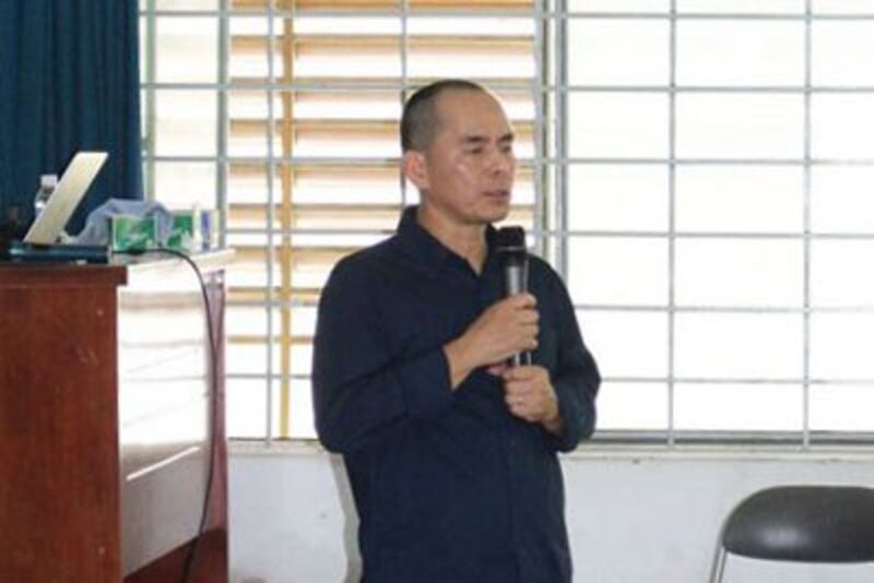 Hoạ sĩ thiết kế Nguyễn Tri Phương Đông trong một lần giảng dạy tại VN. Courtesy photo.