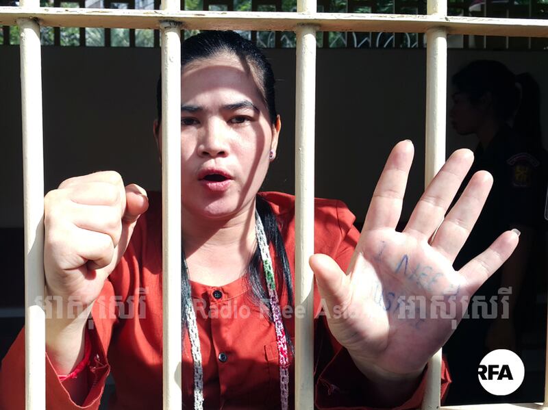 សកម្មជន​ដីធ្លី​តំបន់​បឹងកក់ អ្នកស្រី ទេព វន្នី លើក​ដៃ​ដែល​មាន​សរសេរ​អក្សរ​អង់គ្លេស​ថា I need justice ដែល​មាន​ន័យ​ថា ខ្ញុំ​ចង់​បាន​យុត្តិធម៌ នា​តុលាការ​កំពូល នៅ​ថ្ងៃ​ទី​១៨ ខែ​មករា ឆ្នាំ​២០១៧។ 