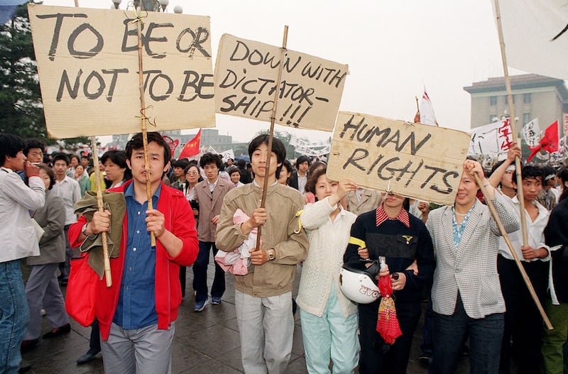 1989年5月18日,北京群众继续上街支持绝食学生。(法新社)