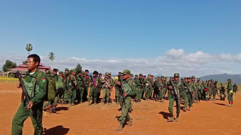 ပအိုဝ်းအမျိုးသားလွတ်မြောက်ရေးတပ်မတော် (PNLO/PNLA) တပ်ဖွဲ့ဝင်များအား ၂၀၂၃ ခုနှစ် နိုဝင်ဘာလ ၃၀ ရက်နေ့က တွေ့ရစဉ်။ (Photo: Pa-O People's Aid)