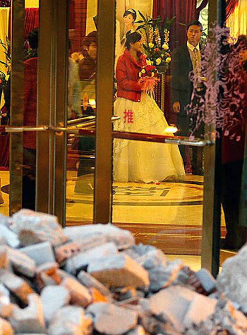 2012年12月30日,雖然酒店門外被人惡意傾倒大量建築材料後,造成阻礙進入有礙觀瞻,但有新人選擇依舊於酒店進行婚宴。(食肆霸王鳖雞負責人提供)
