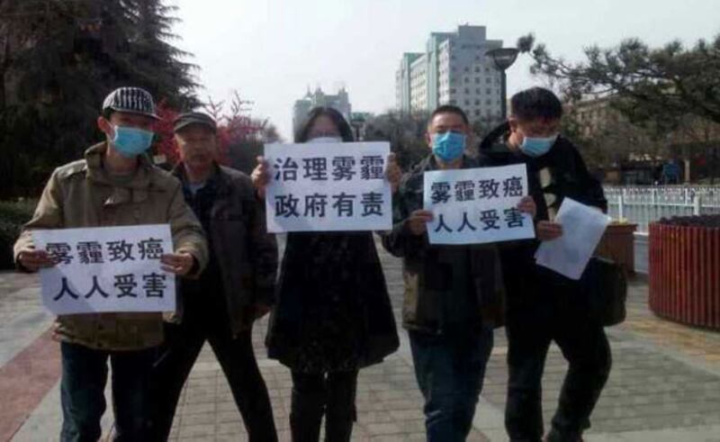 4名參與者從陝西省政府，一路舉牌遊行至鐘樓位置。（知情人士提供） 