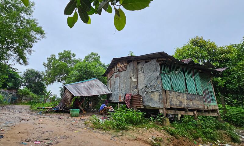 ဒေါ်အိအိစိုးနဲ့ ကလေးတွေနေထိုင်တဲ့ ရန်ကုန်တိုင်း၊ သန်လျင်မြို့နယ် ကွမ်းခြံကုန်းရပ်ကွက်ထဲက အိမ်အဟောင်းလေးကို ၂၀၂၃ ခုနှစ် ဇူလိုင်လက တွေ့ရစဉ်။ (Photo : RFA)