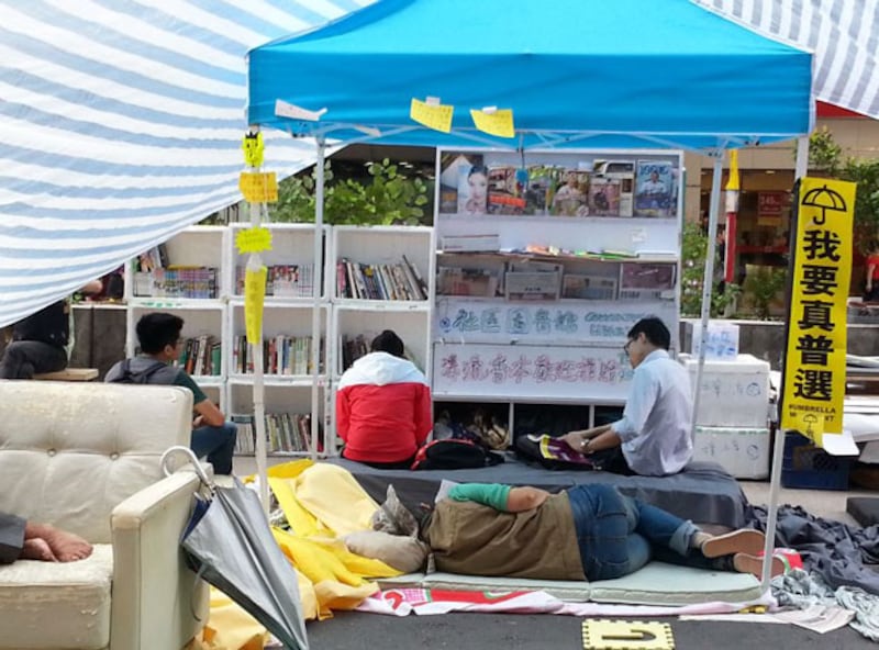 在香港佔領區，有人搭建臨時圖書館，供市民閱讀。（粵語部記者林靜10月29日攝）