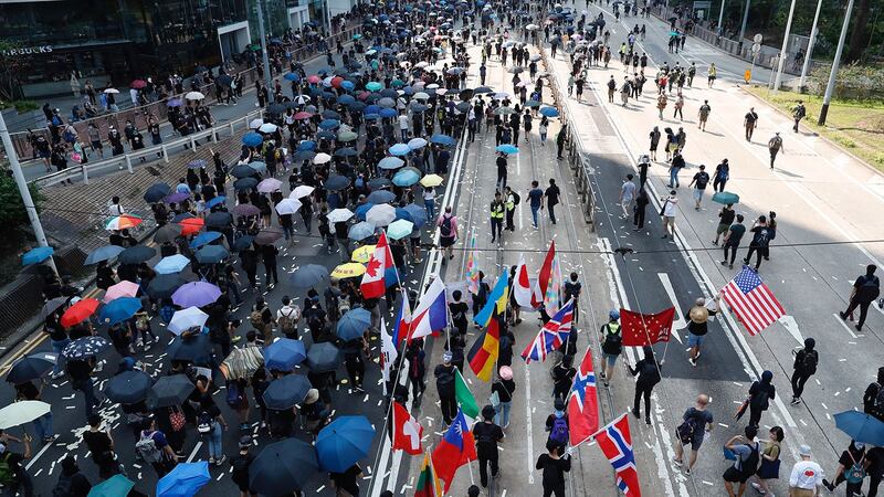 2019年10月1日，反政府示威者在香港警察总部外游行。（美联社）