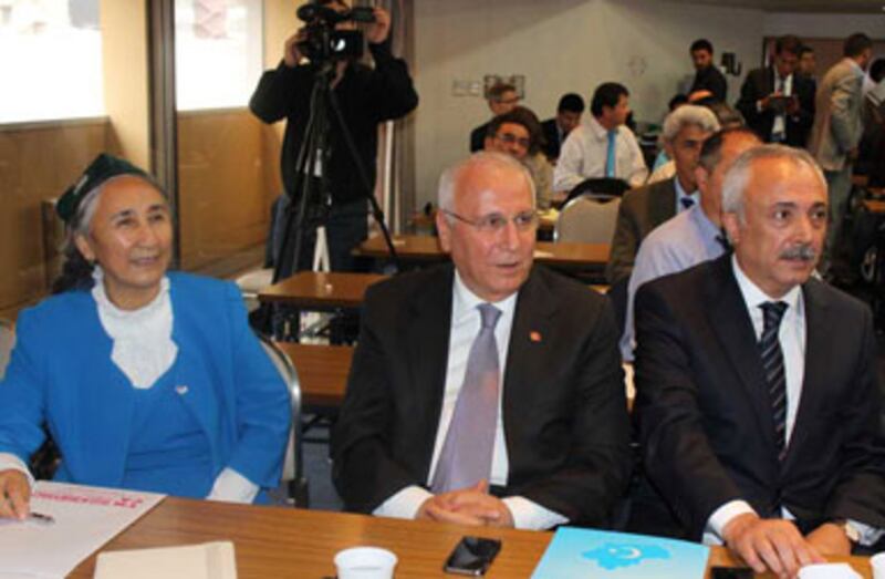 توكيودا ئېچىلغان ئۇيغۇر قۇرۇلتىيىدىن كۆرۈنۈش. 2012-يىلى ماي. سۈرەتتە(سولدىن ئوڭغا): رابىيە قادىر، مەمەت شاندىر ۋە ئورخان دۈزگۈن.