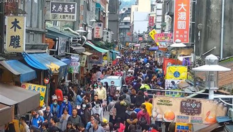 桃园大溪老街假日涌进游客。(截图自桃园观光网)