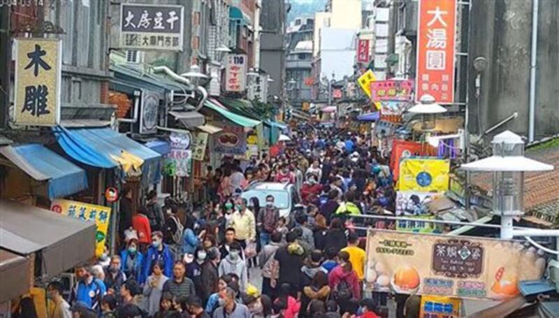 桃园大溪老街假日涌进游客。(截图自桃园观光网)