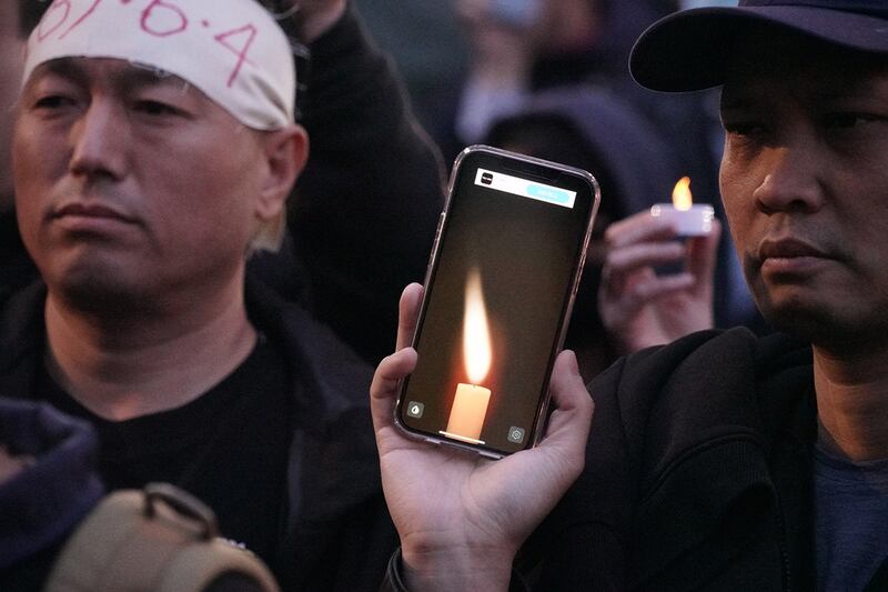 在周二(4日)六四35周年当天的夜里,各种形式的烛光和手机灯光,照亮伦敦中国大使馆外一带。 (记者石头摄)