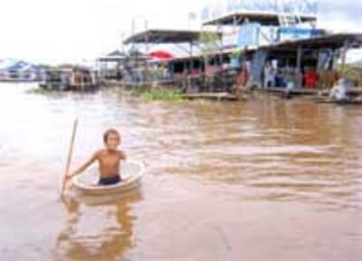 VnCambodiaTonlesapKid200.jpg