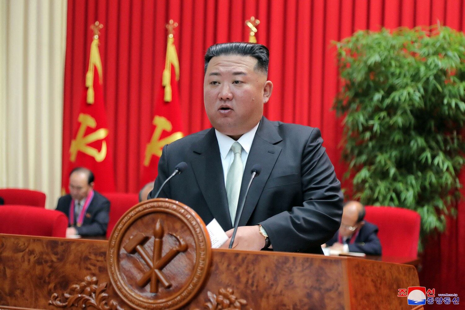 김정은 총비서가 중앙간부학교를 방문해 연설을 하고 있다.