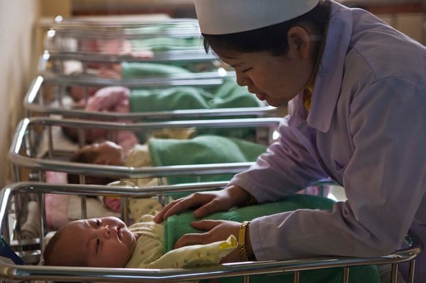 북한의 평양산부인과병원 내 보육원에서 간호사가 아기를 돌보고 있다.