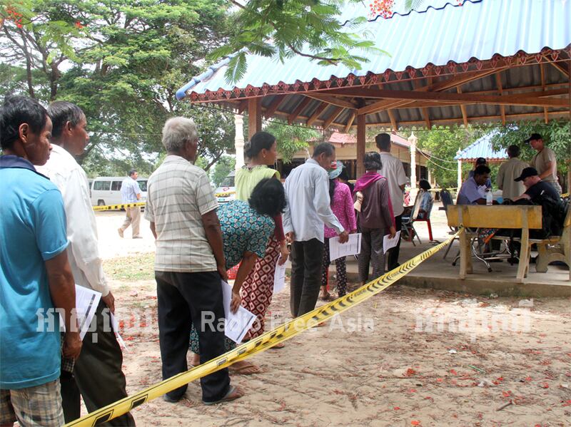ពលរដ្ឋ​វ័យ​ចំណាស់​តម្រង់​ជួរ​ឲ្យ​គ្រូពេទ្យ​នៃ​គម្រោង​ប៉ាស៊ីហ្វិក អេនជឺល ២០១៦ (Pacific Angel 2016) ពិនិត្យ​ជំងឺ ​នៅ​ក្នុង​បរិវេណ​សាលា​រៀន​មួយ​នៅ​ឯ​ស្រុក​កំពង់ត្រាច ខេត្ត​កំពត កាល​ពី​ថ្ងៃ​ទី​១៥ ខែ​មិថុនា ឆ្នាំ​២០១៦។ RFA/Yang Chandara