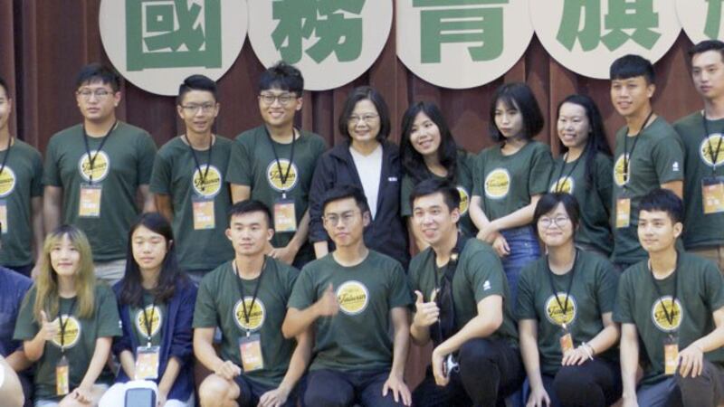 民进党主席蔡英文与党内青年生力军。(记者 李宗翰摄)