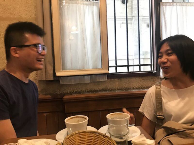 非洲香港自由组织的发起人之一LK和香港自由委员会的发言人Kenneth在巴黎的咖啡厅里，回忆起三年前的616。(蔡凌攝影)