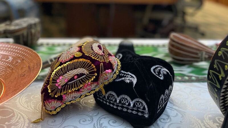 كانبېررادىكى ئاۋسترالىيە پارلامېنت بىناسىدا ئۆتكۈزۈلگەن پارتىيەلەر ئارا ئۇيغۇرلارنى قوللاش گۇرۇپپىسى (AAPPGU) نىڭ قۇرۇلۇش مۇراسىمىدا زالغا تىزىلغان ئۇيغۇر دوپپىسى. 2025-يىلى 11-فېۋرال، كانبېررا، ئاۋسترالىيە