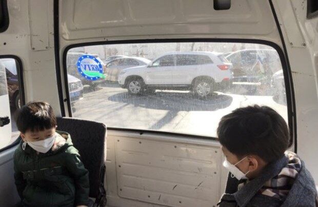 중국 베이징시가 17일부터 2월 이후 해외 입국자 전원을 대상으로 신종 코로나바이러스 감염증(코로나19) 핵산 검사를 실시하고 있다. 사진은 베이징 차오양구 왕징 위생서비스센터로 이동하는 차량의 모습.