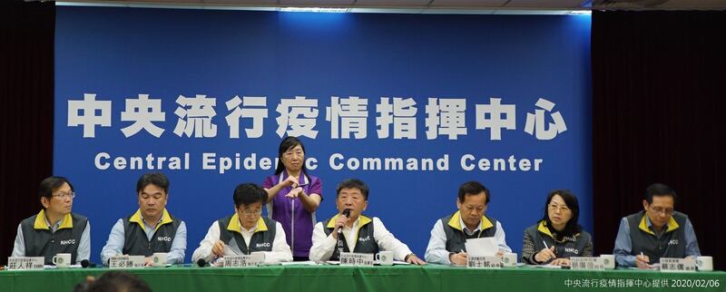 卫福部长陈时中(左四)表示应向WHO抗议称台湾为“台北及周围地区”。(疾管署提供)