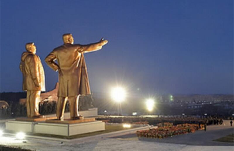 지난해 12월 17일 김정일 국방위원장 3주기를 맞아 평양 만수대 언덕에서 북한 군인과 주민들이 김일성 주석, 김정일 국방위원장 동상에 참배하고 있는 모습. 사진-연합뉴스 제공