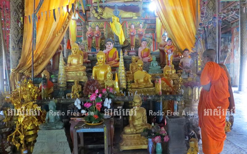 ព្រះចៅ​អធិការ​វត្ត​អម្ពវនារាម ហៅ​វត្ត​ស្វាយសាច់ភ្នំ ឋិត​នៅ​ឃុំ​ស្វាយសាច់ភ្នំ ស្រុក​ស្រីសន្ធរ ខេត្ត​កំពង់ចាម ព្រះតេជព្រះគុណ អ៊ឹម ប៊ុនធឿន អុជ​ធូប​នៅ​ក្នុង​ព្រះវិហារ​ចំណាស់​កាល​ពី​ថ្ងៃ​ទី​៨ ខែ​ឧសភា ឆ្នាំ​២០១៧។ 