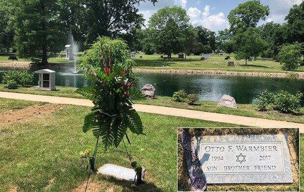 오하이오주 신시내티 오크 힐 묘지(Oak Hill Cemetery)에 잠들어 있는 오토 웜비어 씨. 그의 묘비에는 ‘OTTO F. WARMBIER’란 이름과 함께 ‘아들, 형제, 친구’란 글자가 새겨져 있다.