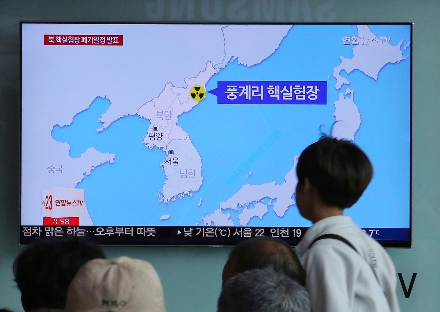 2018년 5월 13일 서울역에서 사람들이 북한 핵 실험장 폐기 관련 TV  뉴스를 보고 있다.