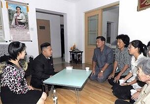 북한 김정은이 창전거리 살림집에 입주한 한 노동자의 가정을 방문하는 모습.