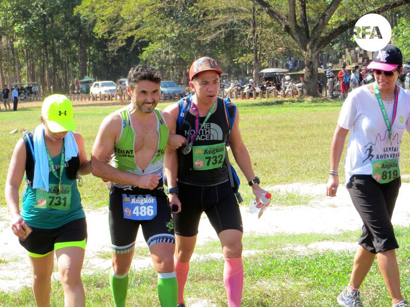 ក្រុម​យុវជន​ខ្មែរ​មក​ពី​ប្រទេស​បារាំង និង​ប្រទេស​កាណាដា ជួយ​គ្រាហ៍​កីឡាករ​បរទេស​ដែល​រត់​ប្រណាំង​កីឡា អ៊ុលត្រា ត្រេល អង្គរ (Ultra Trail Angkor) នៅ​ខេត្ត​សៀមរាប ហើយ​មាន​បញ្ហា​ហត់​ខ្លាំង​នៅ​ពេល​មក​ដល់​ជិត​ទី កាល​ពី​ថ្ងៃ​ទី​២១ ខែ​មករា ឆ្នាំ​២០១៧។ RFA/Hang Savyouth