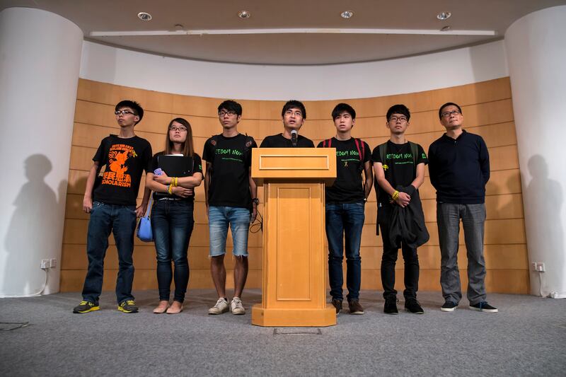 羅冠聰(右二)當年以學聯五子的身分,與政府展開談判。(路透社圖片)