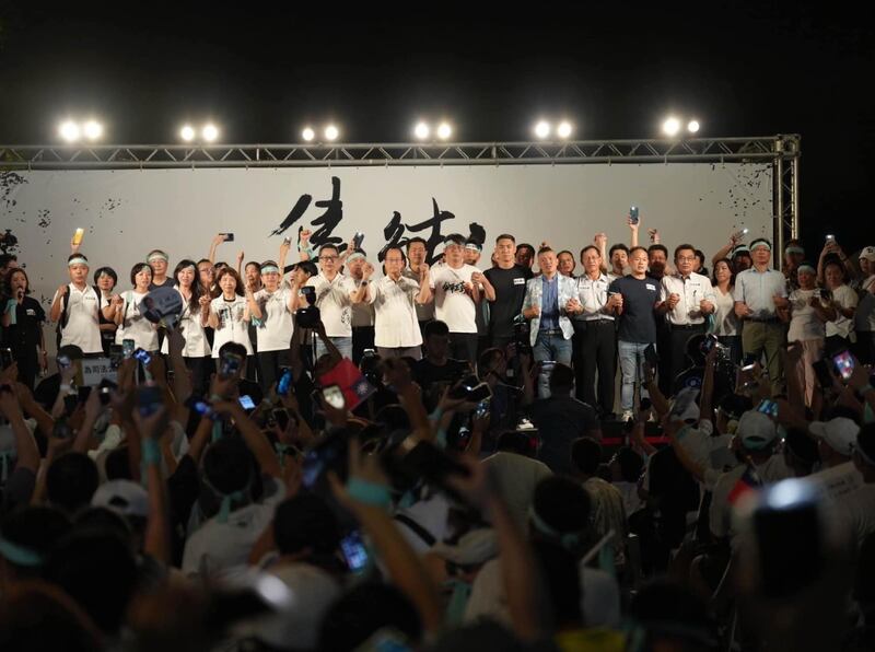 周日舉行的聲援柯文哲集會,民眾黨聲稱吸引近萬名「小草」參加。(民眾黨圖片)