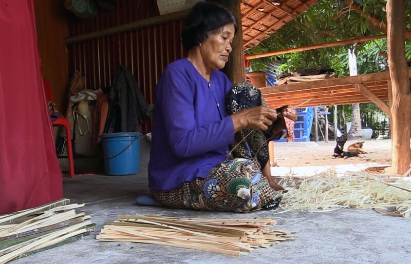 អ្នក​ភូមិ​ដំណាក់កី នៃ​ឃុំ​ជើងគ្រាវ ស្រុក​រលាប្អៀរ ខេត្ត​កំពង់ឆ្នាំង បិត​ឫស្សី​សម្រាប់​ធ្វើ​កញ្ជើ ល្អី។ រូបថត​ថ្ងៃ​ទី​៣ កក្កដា ឆ្នាំ​២០១៦