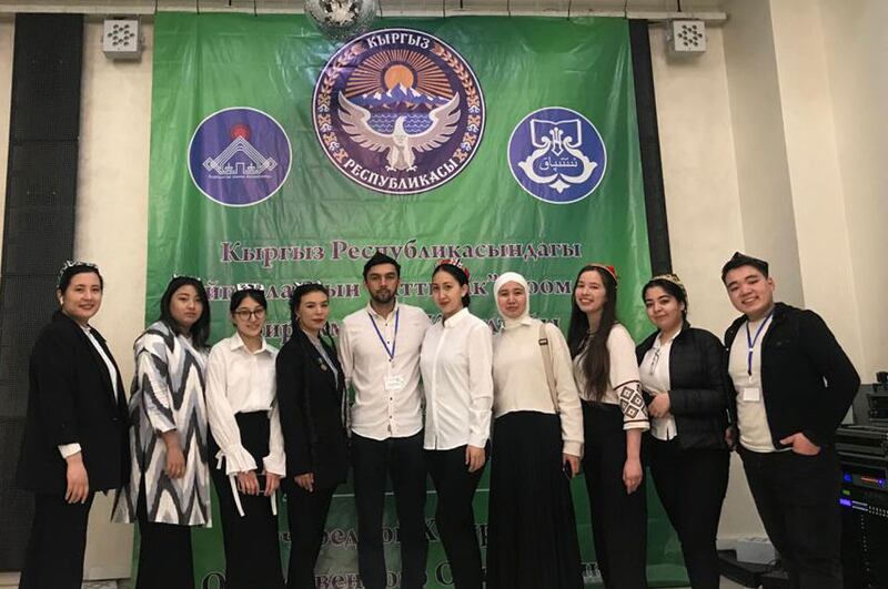 قىرغىزىستان ئۇيغۇرلىرى «ئىتتىپاق» جەمئىيىتىنىڭ سايلام پائالىيىتىنىڭ قۇرۇلتاي تەشكىلىدە خىزمەت كۆرسەتكەن ئۇيغۇر ياشلار. 2023-يىلى 12-مارت، بىشكەك.