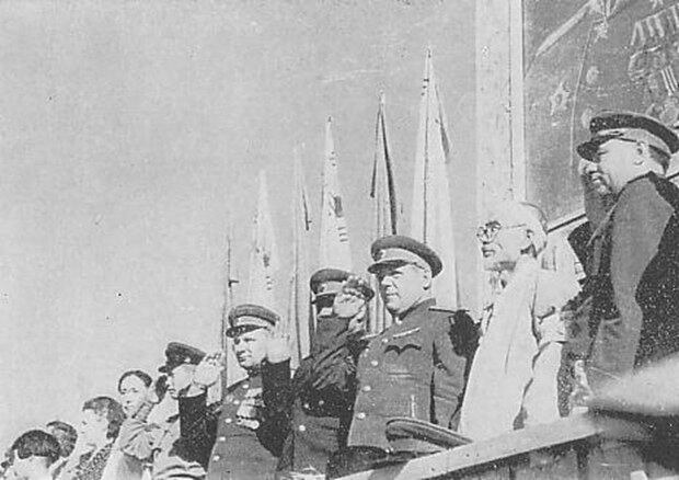 1945년 10월 14일 기림리 공설운동장에서 열린 평양시 민중대회에 참석한 고당 조만식 선생. 그 왼편이 레베데프 소장. 