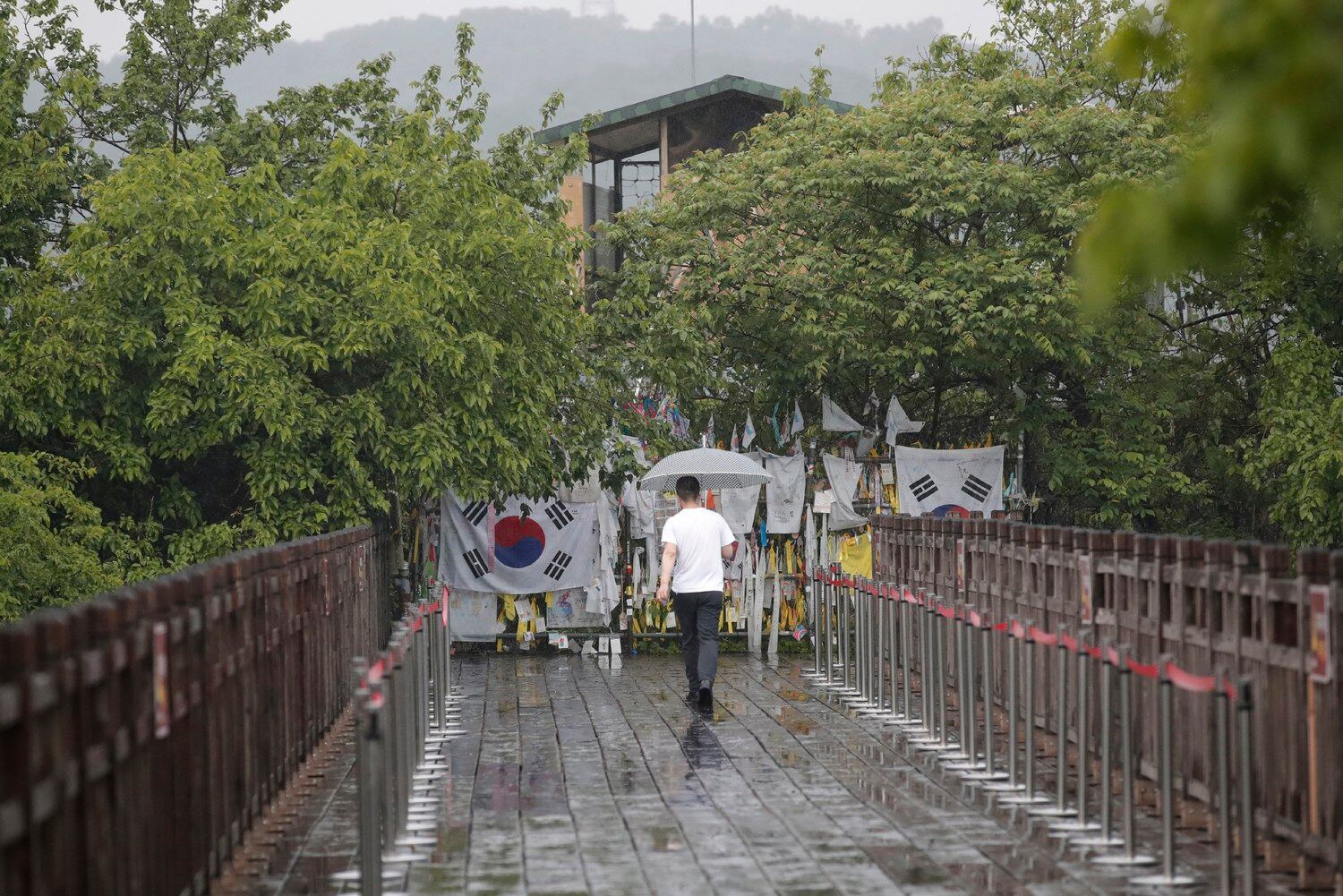 경기 파주시 임진각 철책에 통일을 염원하는 태극기와 리본이 달려 있다.