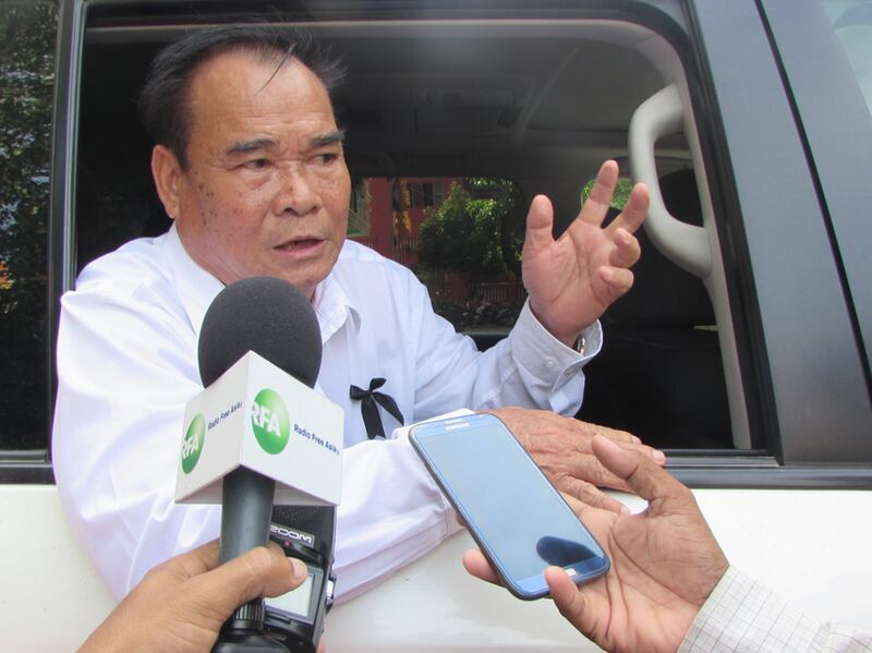 តំណាង​រាស្ត្រ​គណបក្ស​សង្គ្រោះ​ជាតិ លោក ហូរ វ៉ាន់ ផ្ដល់​បទសម្ភាសន៍​ដល់​អ្នក​សារព័ត៌មាន​នៅ​វត្ត​នួនមណីរាម ហៅ​វត្ត​ថាន់ នា​ខណ្ឌ​ចំការមន ក្រុង​ភ្នំពេញ នៅ​ថ្ងៃ​ទី​១ ខែ​វិច្ឆិកា ឆ្នាំ​២០១៦។ RFA/Hum Chamroeun