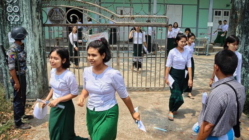 ရခိုင်ပြည်နယ်၊ စစ်တွေမြို့ရှိ အခြေခံပညာအထက်တန်းကျောင်းတစ်ခုတွင် တက္ကသိုလ်ဝင်စာမေးပွဲဖြေဆိုခဲ့ကြသည့် ကျောင်းသူ၊ ကျောင်းသားများအား ၂၀၂၂ ခုနှစ်၊ မတ်လ ၃၁ ရက်နေ့က တွေ့ရစဉ်။ (Photo: RFA)