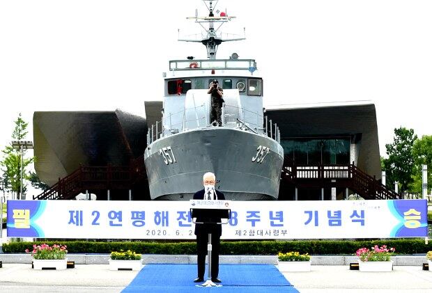 6월 29일 해군 제2함대사령부에서 실시된 제2연평해전 18주년 기념행사가 진행되는 가운데 윤두호 유가족 대표(故윤영하 소령 부친)가 격려사를 하고 있다.