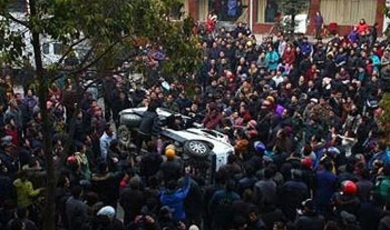 死者家屬遭警察毆打,激起逾千群眾圍攻警車抗議,並推翻警車洩憤。(相片由死者家屬李先生提供)